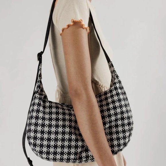 NWT BAGGU Crescent Bag Medium Black & White Pixel Gingham - Picture 3 of 7